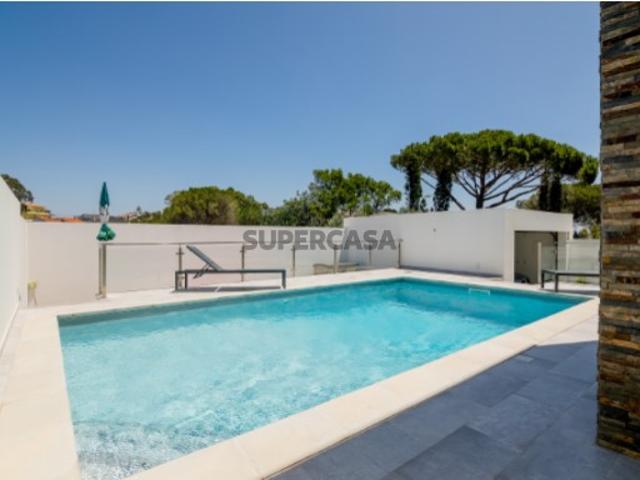 Moradia T3 em Porto Salvo com Piscina de Água salgada e Localização privilegiada