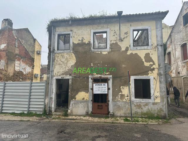 Moradia T3 em runas, para venda Barreiro
