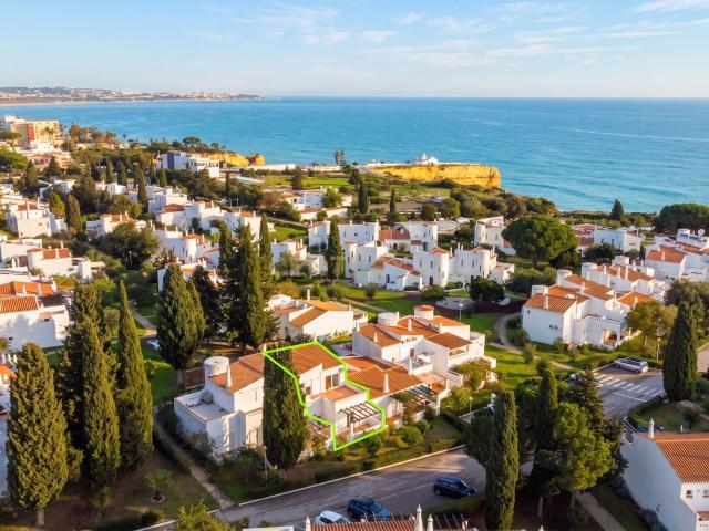 Moradia T3 em Renovação no Exclusivo Aldeamento Vila Senhora da Rocha – Armação de Pêra