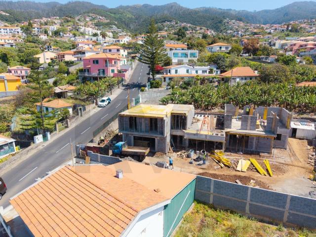 Moradia T3 em S. Roque com amplas áreas exteriores e excelente localização