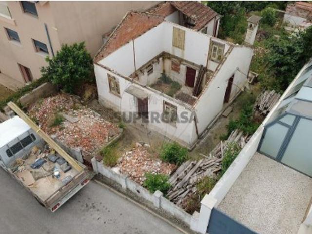 Moradia T3 em Santo António dos Olivais