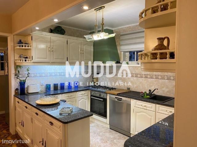 Quintinha T3 em So Flix da Marinha inserida num terreno de 2600m2