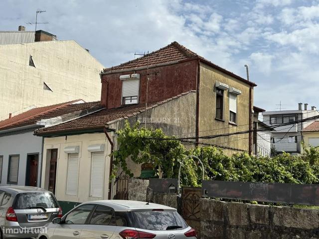 Moradia T3 em terreno com 257 m Rua da Estao, So Mamede de Infes