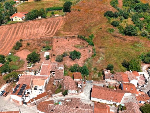 Moradia T3, em terreno de 1663 m²,para reconstrução total, a 5 minutos do Sobral de Monte Agraço