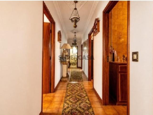 Moradia T3 em Travanca, Amarante Bons Acessos. Procura uma casa ampla com potencial para acomodar duas famílias ou para fazer um investimento seguro? Esta moradia é a solução ideal! Destaques principais: Dividida em 2 habitações: Configuração excelente com T2 no rés do chão + T3 no piso superior