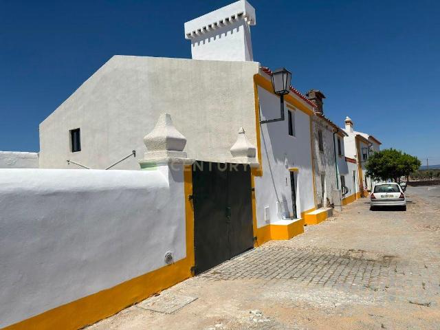 Moradia T3 + Estúdio Independente Totalmente Remodelada com garagem em Flor da Rosa Crato