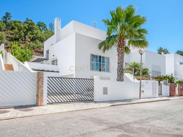 Moradia T3 | Garagem em Box | Piscina | Logradouro | Vista desafogada | S.B.Messines