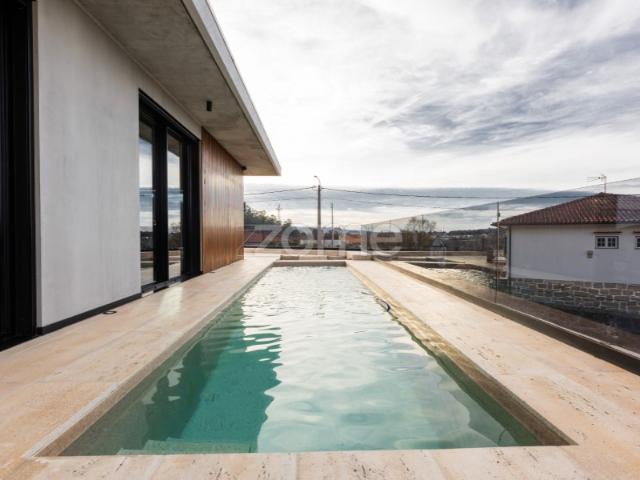 Moradia T3 gaveto com piscina em Braga