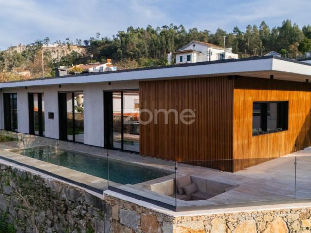 Moradia T3 gaveto com piscina em Braga