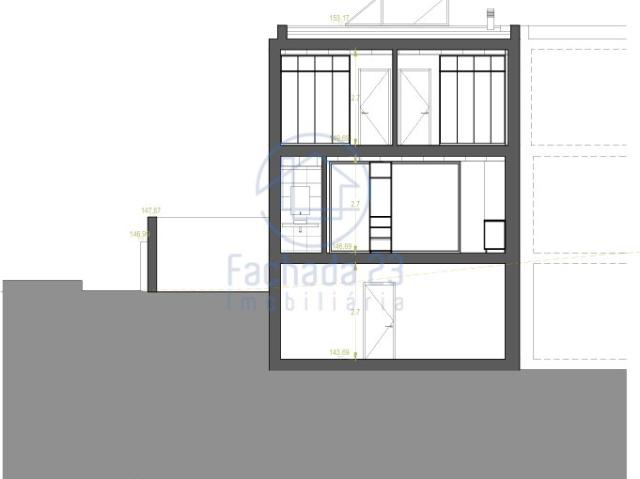 Moradia T3 geminada, com espaço exterior e bons acabamentos. 208m² Canelas