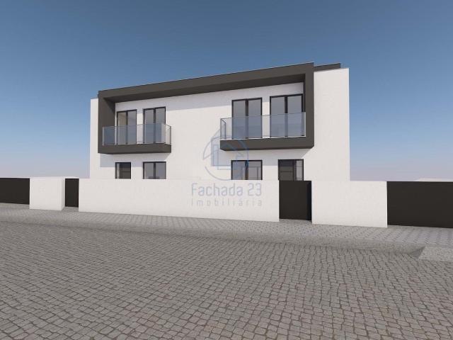 Moradia T3 geminada, com espaço exterior e bons acabamentos. 238m² Canelas