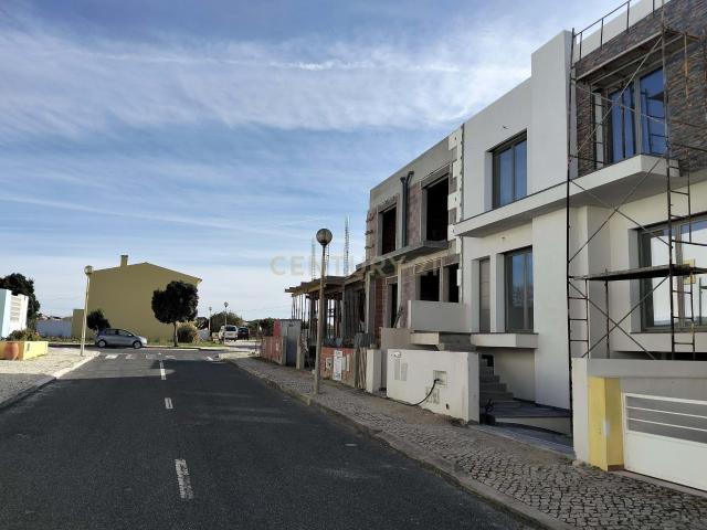 Moradia T3 Geminada de Arquitetura Contemporânea