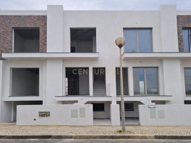 Moradia T3 Geminada de Arquitetura Contemporânea