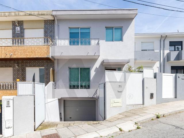 Moradia T3 Geminada de 3 Pisos com Jardim, Garagem em Guifões, Matosinhos