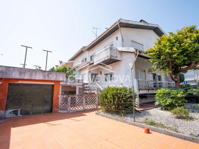 Moradia T3 geminada em Pedroso junto à EN1