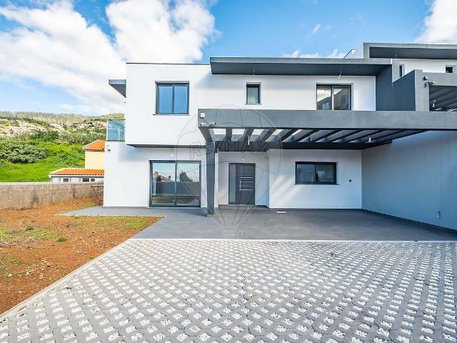 Moradia T3 Geminada, localizada na zona de São Roque, Funcha. 181m² São Roque Funchal
