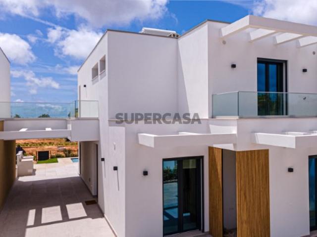 Moradia T3 independente com piscina privativa em Quarteira