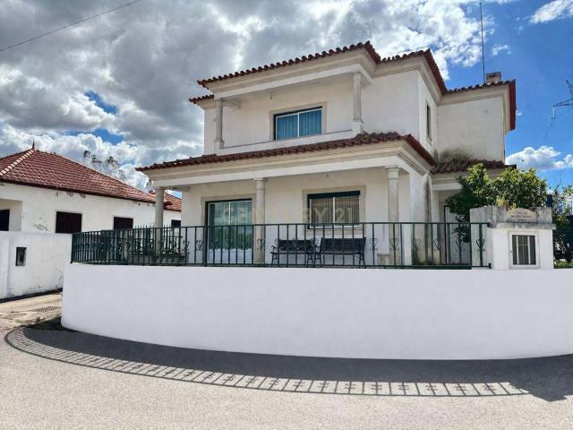Moradia T3 individual com Jardim e Garagem em Mata Milagres