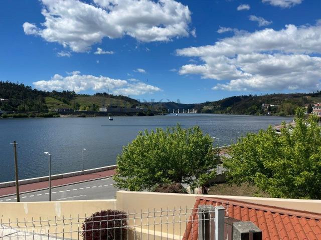 Moradia T3 inserida em terreno junto ao rio douro, em gondomar