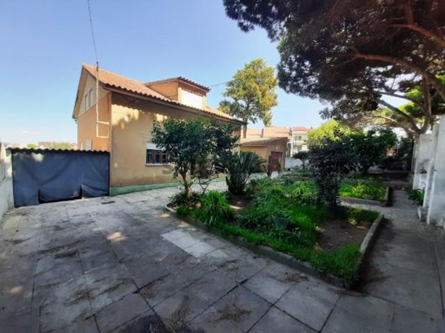 Moradia T3 isolada com garagem nos Capuchos, Costa da Caparica