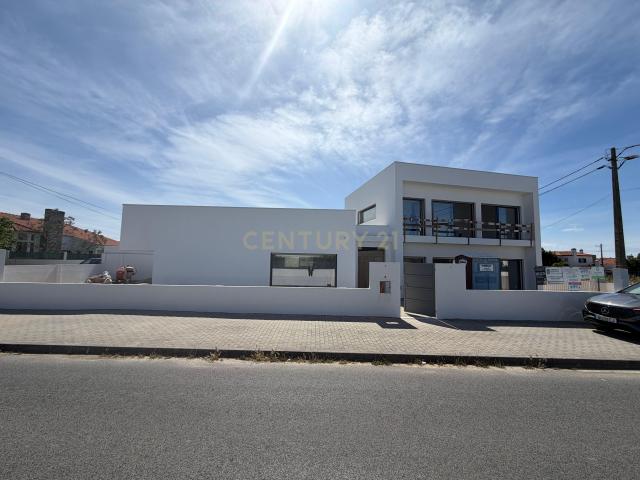 Moradia T3 Isolada com 3 suites e piscina