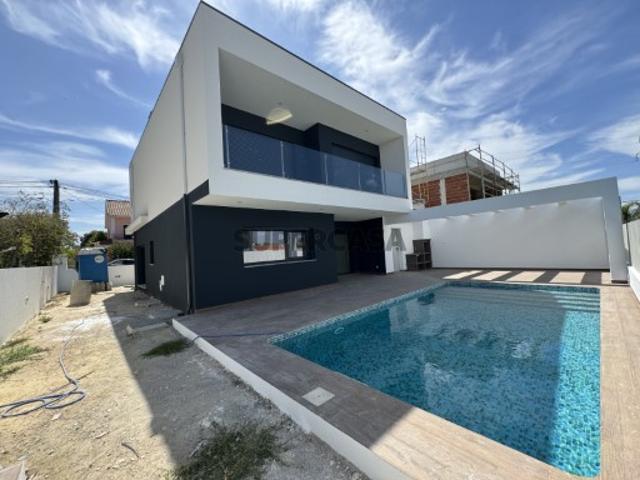 Moradia T3 independente e isolada, com piscina | Quinta de Valadares