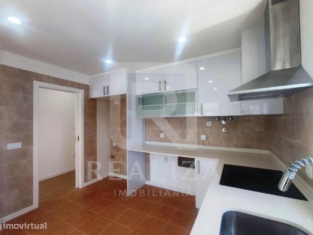 Moradia T3 isolada remodelada com cave e sto em Vale Cavala Cha.