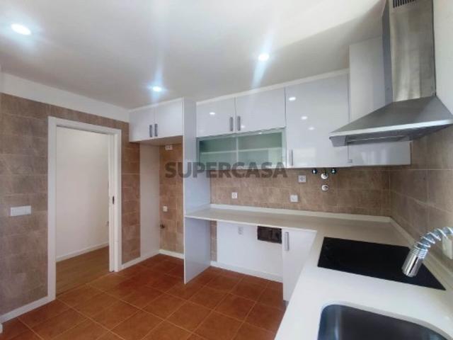 Moradia T3 isolada remodelada com cave e sótão em Vale Cavala Charneca da Caparica