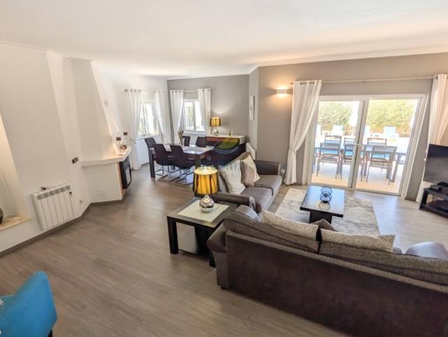 Moradia T3 isolada renovada com piscina privada em Albufeira