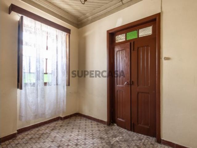Moradia T3 Lagoas, Febres
