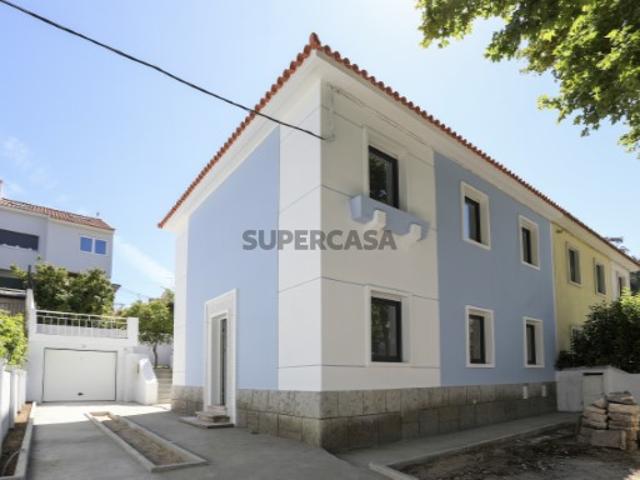 Moradia T3 localizada na Alameda Padre Álvaro Proença, em Benfica, Lisboa