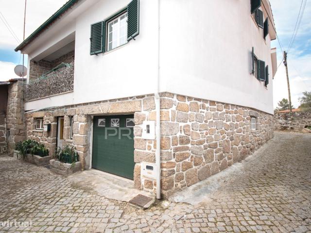 Moradia T3 localizada na aldeia da Lageosa do Mondego, no concelho.