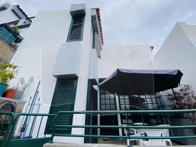 Moradia T3, localizada na Zona da Ajuda