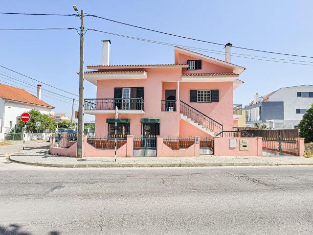 Moradia T3 + Loja em Fernão Ferro, Seixal Oportunidade Única!