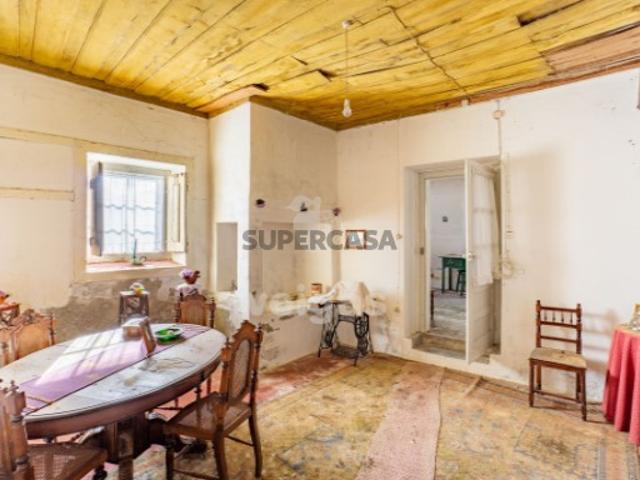 Moradia T3 p/ Recuperar c/ Pátio de 300m2