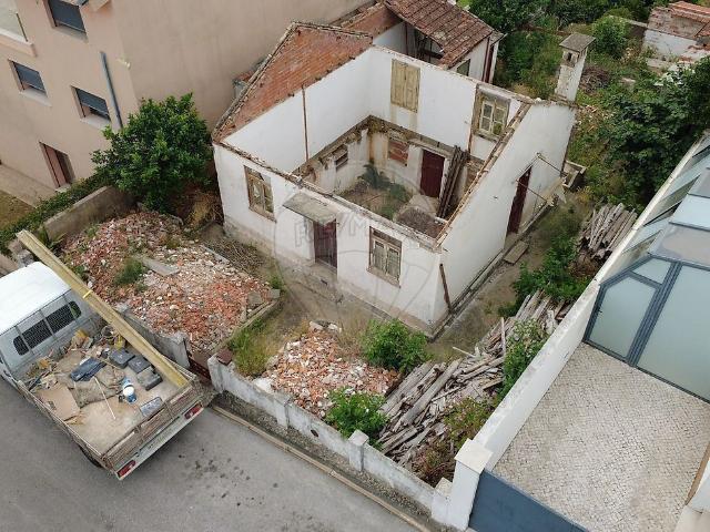 Moradia T3 para reabilitação à venda em Coimbra