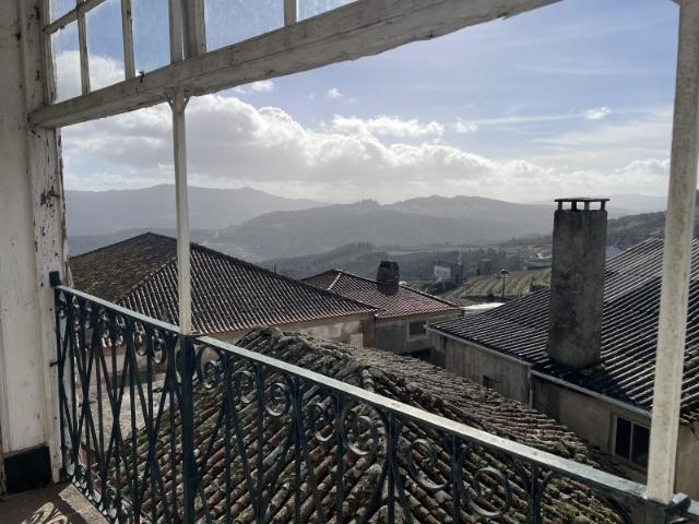 Moradia T3, para reabilitação, em São Cosmado, Viseu