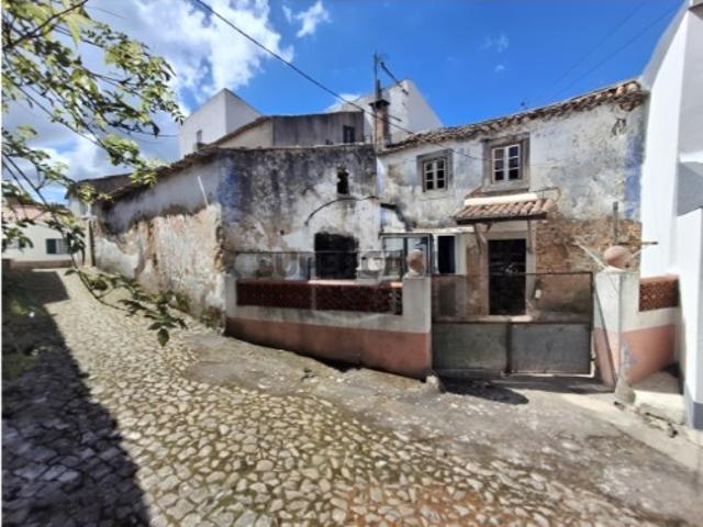Moradia T3, para reabilitação perto de Óbidos. Imóvel bancário!
