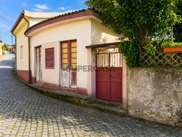Moradia T3 para Reabilitar em Perosinho com Jardim e Garagem