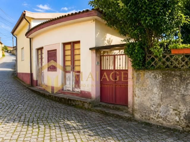 Moradia T3 para Reabilitar em Perosinho com Jardim e Garagem