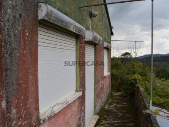 Moradia T3 para reconstrução em Messegães, Monção