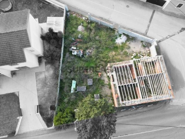 Moradia T3 para reconstruir com terreno em Runa, Torres Vedras