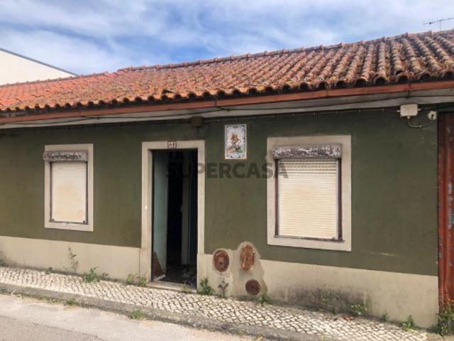 Moradia T3 para recuperar no centro de Torres Novas