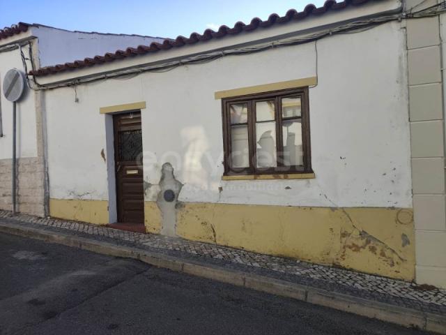 Moradia T3 para Recuperar com Logradouro no Centro de Aljustrel