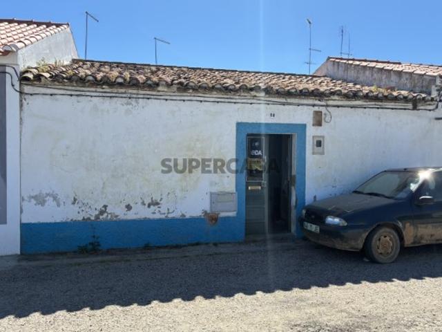 Moradia T3 para recuperar em Vila Nova de São Bento.