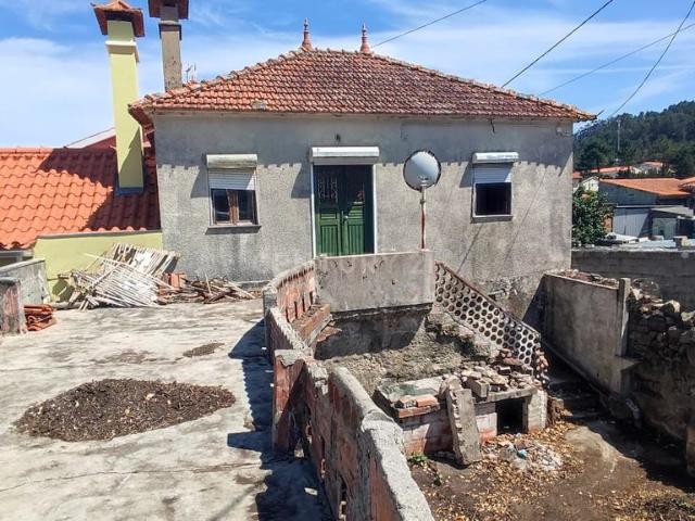 Moradia T3 Para Recuperar Situada em Mar, Esposende