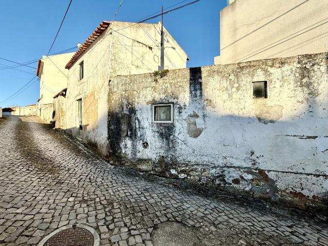 Moradia T3 para remodelao em Rua Santo Amaro, Furadouro, Torres Vedr