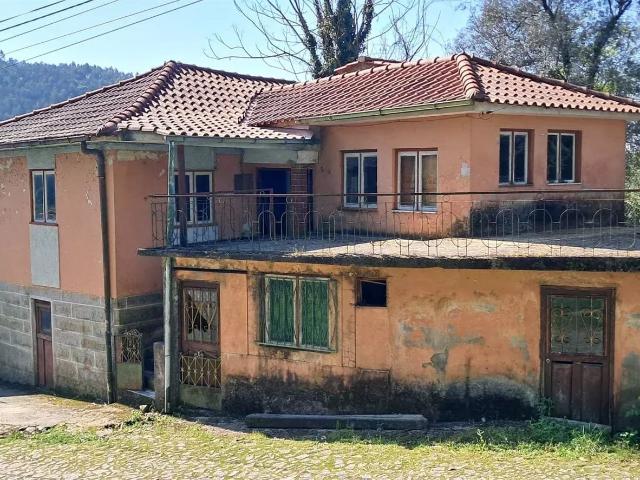 Moradia T3 para remodelar em Gonça, Guimarães 135m² Oliveira, São Paio e São Sebastião