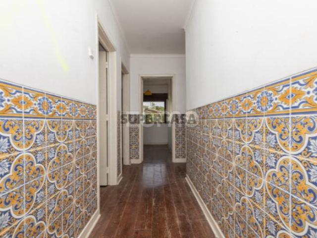 Moradia T3 para remodelar em S.Martinho do Bispo