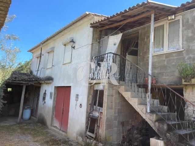 Moradia T3 para renovação, com vistas deslumbrantes, terreno e pátio, em Vila Nova do Ceira, Góis